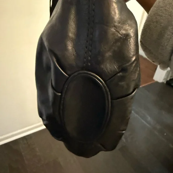 Gucci Black and Gold Shoulder Bag - Picture 9 of 10